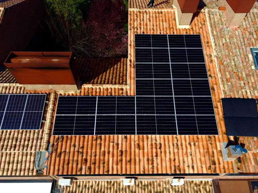 Instalación placas solares Velilla de San Antonio — Esolia