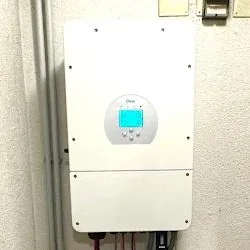 Inversor Deye Hybrid instalado en pared — instalación real de Esolia